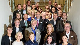 die Gründungsmitglieder des Bündnisses im Gruppenfoto auf einer Treppe